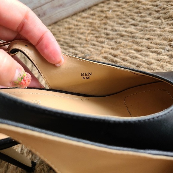 TAHARI | BLACK POINTED SLINGBACK HEELS - Picture 5 of 8